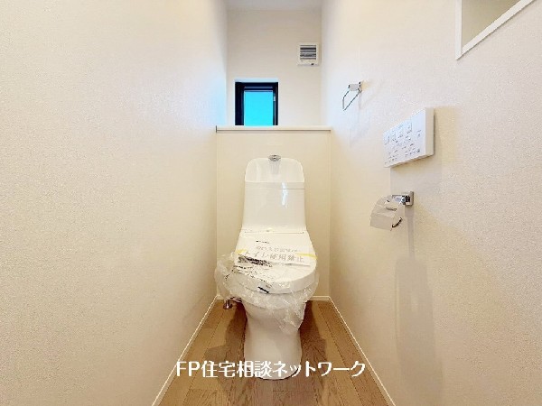 ウォシュレット、暖房便座機能付のトイレです。従来型に比べ節水効果があり、お手入れもしやすいので、家計も家事の負担も軽減してくれます。