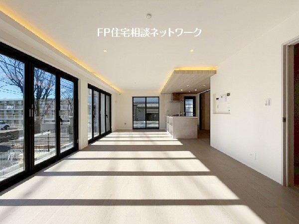 オープンな空間を生み出す、広がりとゆとり。家族と過ごす時間を大切にしたい方にぴったりのゆとりある住空間です。日差しがリビングの隅々までしっかりと届きます。