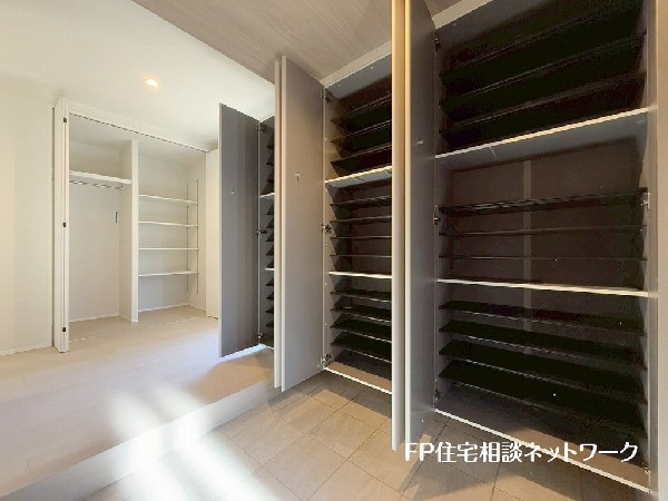 散らかりがちな玄関をスッキリと保てる玄関収納は、家の中に入る時一番最初に目に付く場所だからこだわりたい。落ち着いた色目が、室内のカラーやデザインと調和。