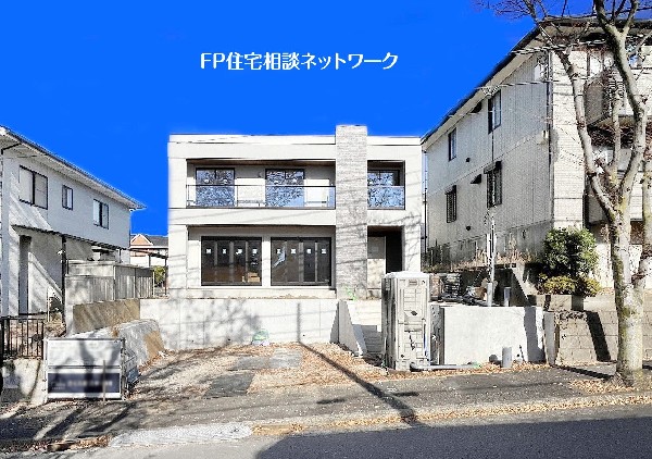 外観:東急田園都市線「江田」駅徒歩10分、南道路の整形地！インナーテラスが解放感を演出するハイクラスのデザイナーズ住宅です。