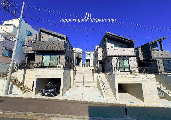 外観:【類似外観同仕様】施工例のため分譲中の建物とは外壁、屋根開口部等の形状・仕様が異なります