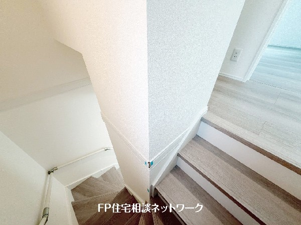 階段部分には自然の光を取り込むことの出来る、窓を配置しており明るい空間！お掃除の際には空気の換気などにも便利です。