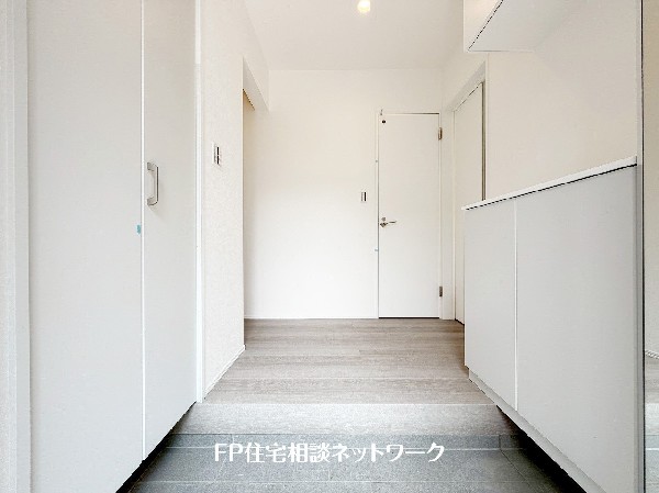 玄関ホールがスッキリ広々としていると帰る時も出ていく時も気持ちが良い。来客を出迎える玄関が綺麗ならその家の印象が良くなる。