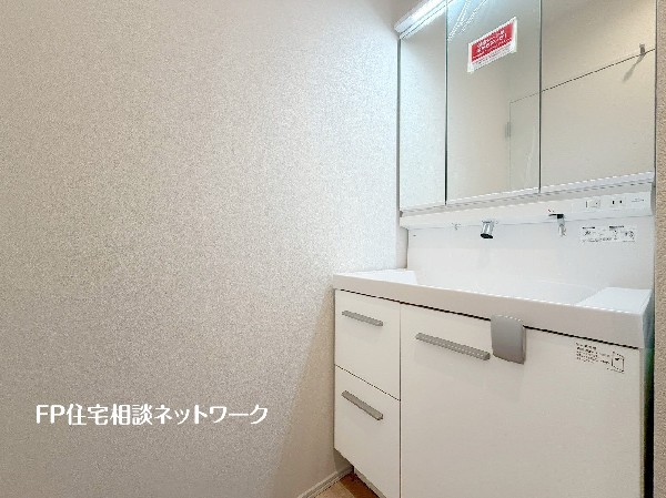 鏡の裏に収納棚を確保した三面鏡を採用。化粧品や歯ブラシなどを機能的に収納。また、三面鏡の本当の利点は三枚の鏡を合わせることで、頭の側面や背面が見れること。