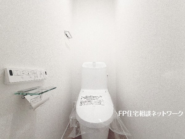 洗浄機能付き便座を標準装備。便座保温機能もあるので寒い季節も安心。トイレ奥のスペースにちょっとした収納を造作することも可能。