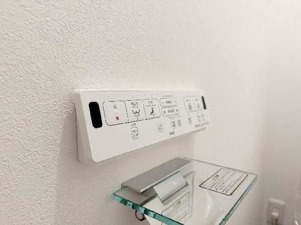 ウォシュレット、暖房便座機能付のトイレです。従来型に比べ節水効果があり、お手入れもしやすいので、家計も家事の負担も軽減してくれます。