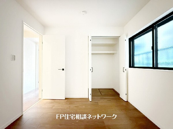 収納力が豊富な大型クローゼット。普段着やスーツはもちろんのこと、コート類などもしっかり掛けられます。奥行きもあり、部屋がスッキリしますね。