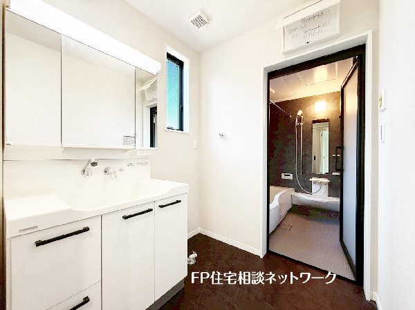 鏡の裏に収納棚を確保した三面鏡を採用。化粧品や歯ブラシなどを機能的に収納。また、三面鏡の本当の利点は三枚の鏡を合わせることで、頭の側面や背面が見れること。