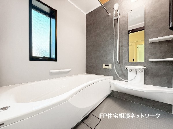 ゆったり入れる一坪バス。足を伸ばして入れるサイズは一日の疲れを癒すのに嬉しい広さ。お子様と一緒の入浴でも充分な広さです。