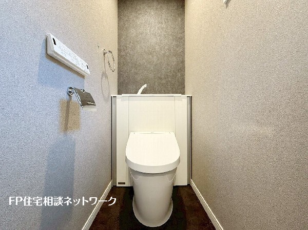 ウォシュレット、暖房便座機能付のトイレです。従来型に比べ節水効果があり、お手入れもしやすいので、家計も家事の負担も軽減してくれます。