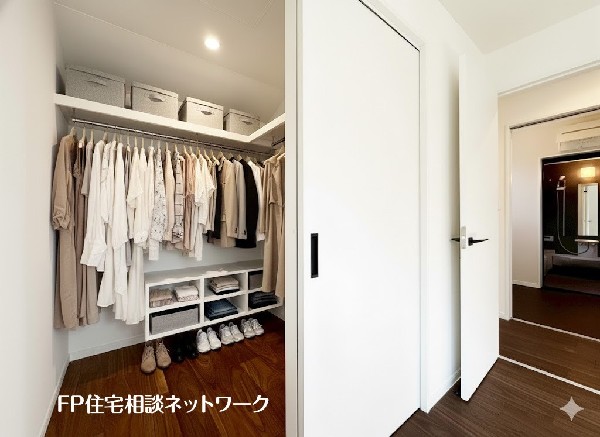 ウォークインクローゼットのある住まいで収納上手な生活を実現。衣類だけでなく、箱物や思い出の品もたっぷり収納できます。