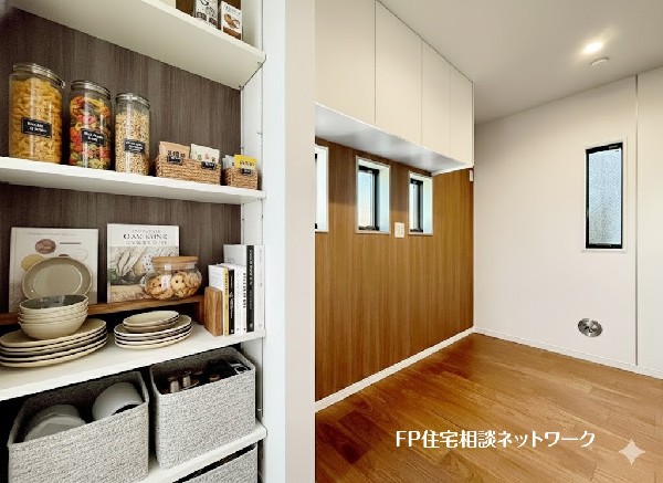 キッチン横にはパントリースペースを完備。食べ盛りのお子様がいるご家庭や平日共働きで忙しくなかなか買い物に行けない方にも便利な収納スペースです。