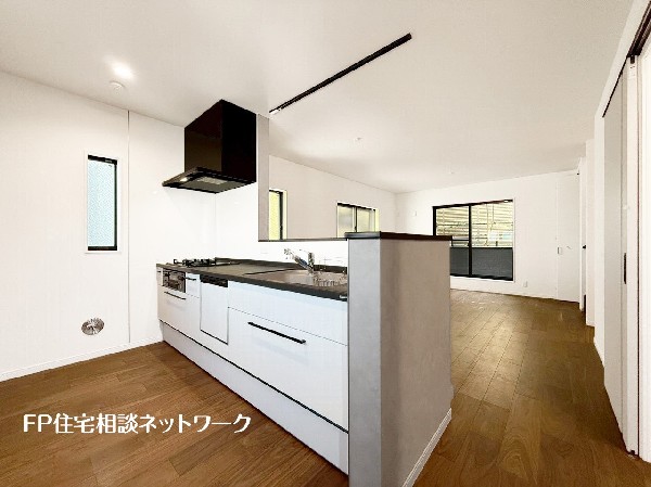 リビングで遊ぶお子様を見守りながらお料理が出来る対面式カウンターキッチンは、料理をしながらご家族との会話を楽しめます。毎日のお料理も楽しくなりますね。