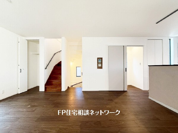 想像以上の質感が訪れる者の心を離さない。フローリング素材、窓の配置、壁面タイル、カラーバランス、どれをとってもワンランク上の仕上がり。