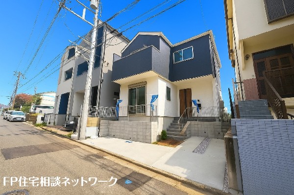 外観:【類似外観同仕様】施工例の為、分譲中の建物とは外壁、屋根開口部等の形状・仕様が異なります。