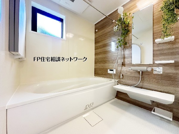 一日の疲れを癒す、落ち着いたプライベート空間。 木目調のアクセントパネルと大きな浴槽が贅沢なバスタイムを演出。お手入れしやすい機能も充実した、最新のシステムバスです。