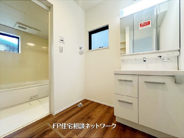 清潔感あふれるワイドな洗面化粧台は、収納力も豊富。小窓から自然光が入り、明るい空間で気持ちよく一日をスタートできます。