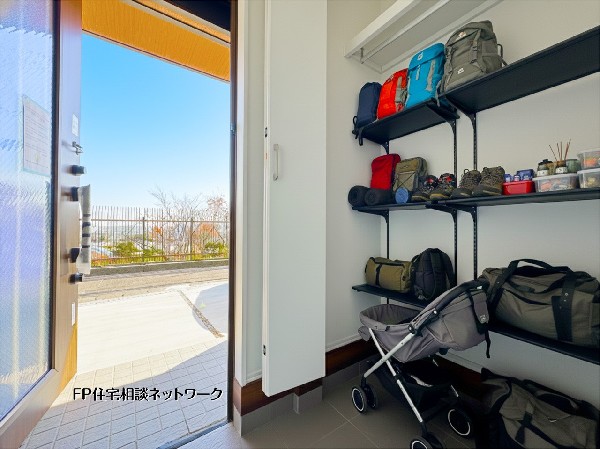 【シューズクローゼット】  本画像はAIがCGで道具を作成しており、実際の現地に道具は設置されておりません。また、販売価格に家具等は含まれておりません。