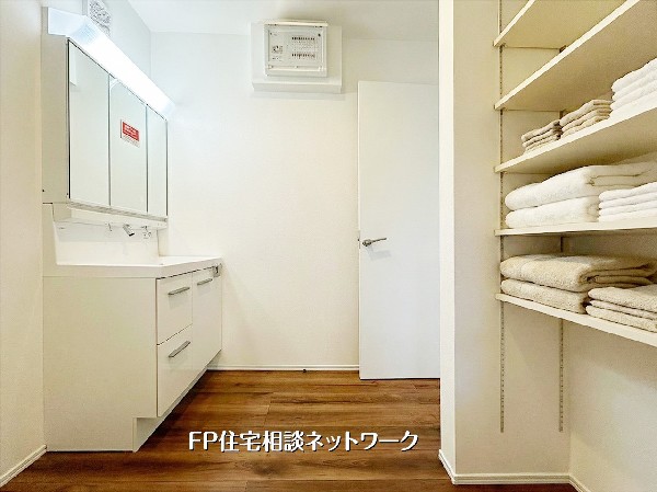 【洗面脱衣室】  本画像はAIがCGでタオルを作成しており、実際の現地にタオルは設置されておりません。また、販売価格に家具等は含まれておりません。