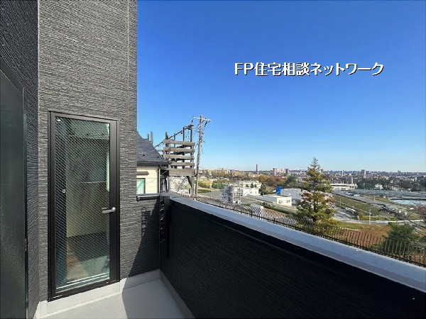 外観:ご夫婦でお車をお持ちの方や、来客時にも安心です。広々とした駐車スペースで、毎日の乗り降りや荷物の積み下ろしもスムーズに行えます。