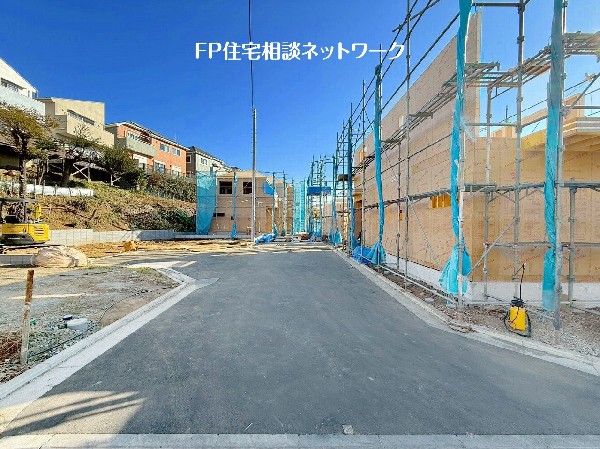 外観:前面道路は幅員5.5ｍあり、車通りも少ないので小さなお子様がいらっしゃるご家庭でも安心です。