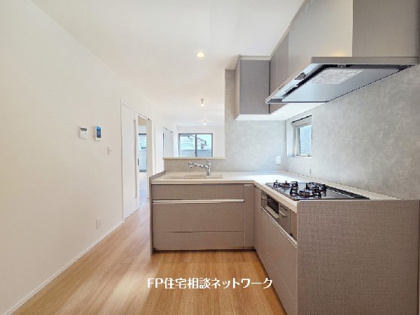 リビングで遊ぶお子様を見守りながらお料理が出来る対面式カウンターキッチンは、料理をしながらご家族との会話を楽しめます。毎日のお料理も楽しくなりますね。