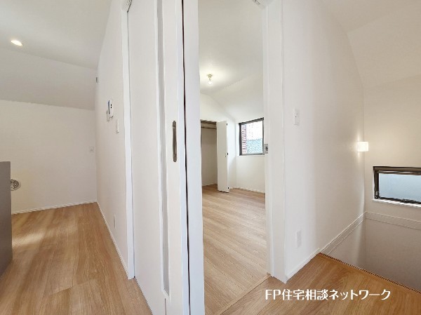 ナチュラルな色合いを基調にしたフローリングは心地よく飽きのない色合いで、カーテン、家具などのインテリアを合わせやすいのもうれしい。