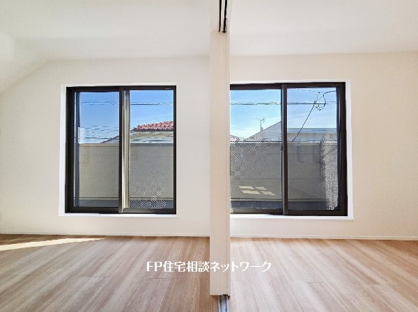 南に大きく面した掃出し窓から光が降りそそぐ開放的なリビング。大きな窓からは、太陽の光はもちろん、爽やかな風が吹き抜けます。快適で心地の良い空間を演出してくれます。