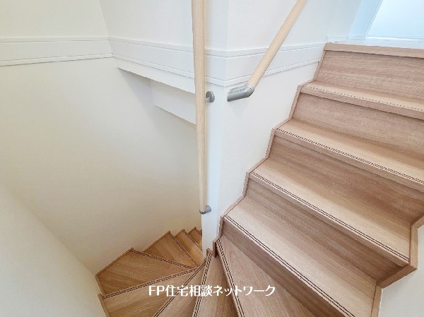 階段部分には自然の光を取り込むことの出来る、窓を配置しており明るい空間！お掃除の際には空気の換気などにも便利です。