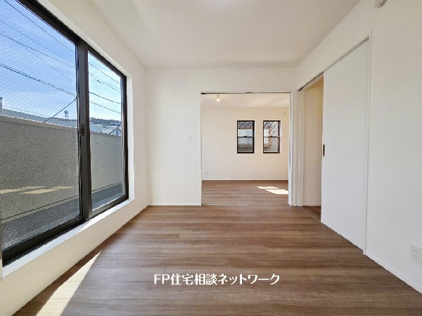 2面採光でお部屋の隅々まで明るい印象の居室。おひさまの光を、爽やかな風をたっぷりと取り込めます。居室内はいつも明るいので、毎日の生活も自然と明るくなりますね。