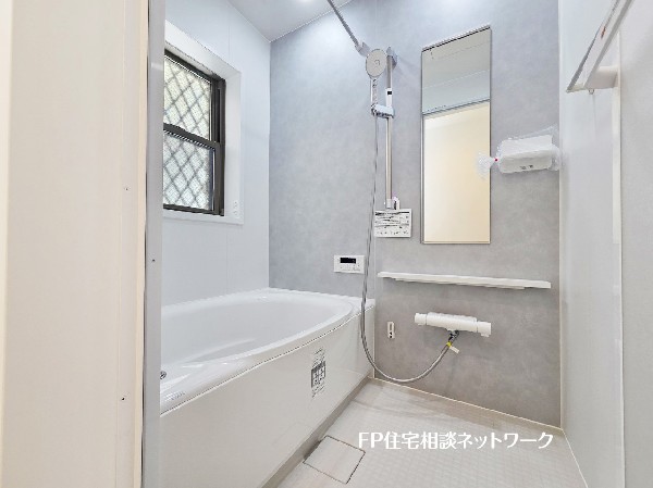 ゆったりとくつろげる綺麗な浴室。時間短縮でシャワーだけの方も多いですが、一日の疲れを癒すため湯船に浸かれば心身ともにリラックス。