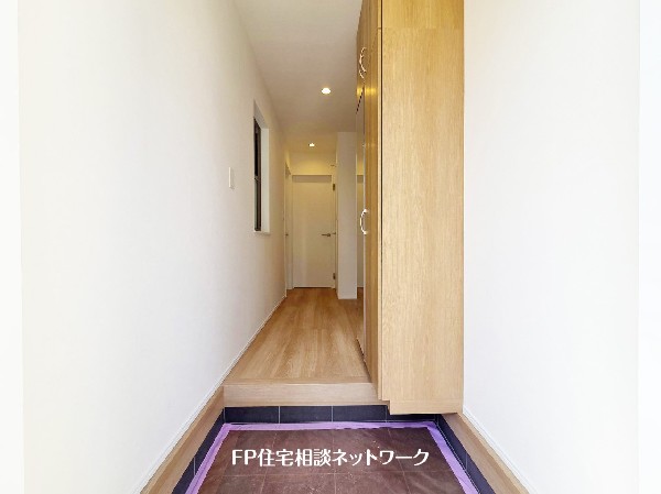 玄関ホールがスッキリ広々としていると帰る時も出ていく時も気持ちが良い。来客を出迎える玄関が綺麗ならその家の印象が良くなる。