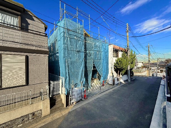 外観:4部屋完備した大型建物！太陽の日差しを感じる事が出来る立地です。