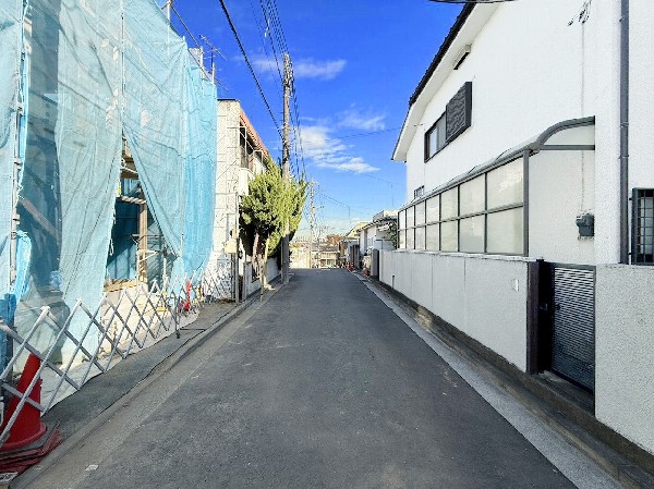 外観:前面道路の幅員は4.5ｍあり、敷地と道路に高低差がなく車の出し入れもラクラクです。