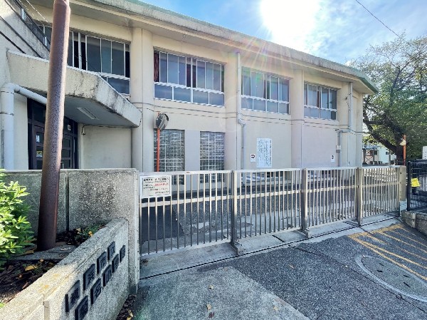 周辺環境:菊名小学校(学校教育目標　横浜を愛し、公共の精神を尊び、積きょく的に社会に関わり、貢献する子どもを育みます。)