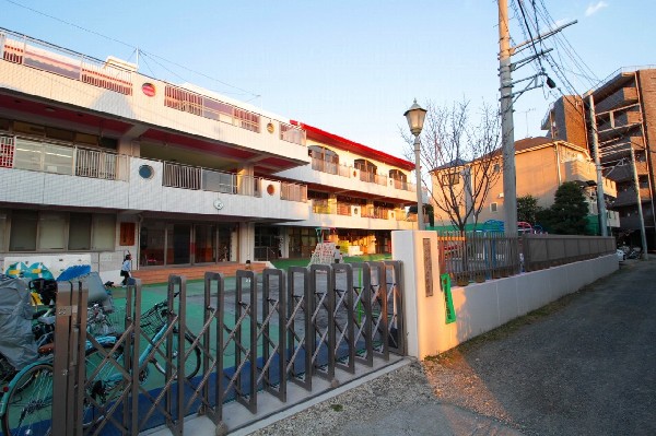 周辺環境:サクラノ幼稚園(多摩川のすぐそばというめぐまれた環境にあります。 『みんなちがってみんないい』を合言葉に、子ども一人一人を大切に保育します。)
