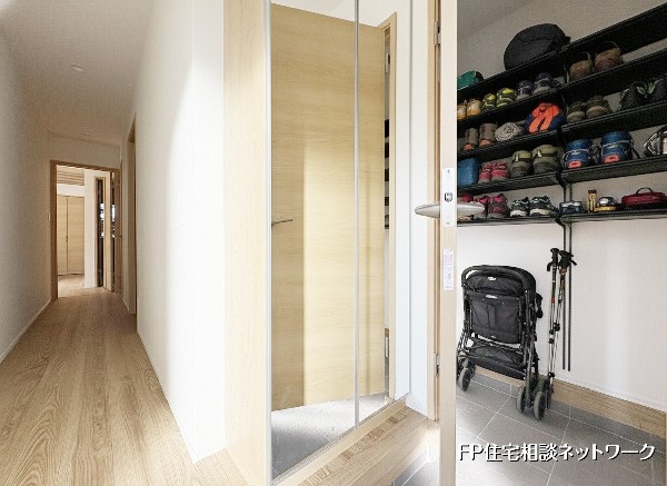 【玄関・シューズクローゼット】  本画像はAIがCGで靴・道具を作成しており、実際の現地に靴・道具は設置されておりません。また、販売価格に靴・道具等は含まれておりません。