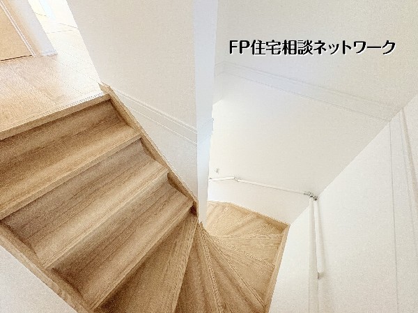 陽光のような明るい木目調の階段。ホワイトを基調とした内装が映え、家全体に明るく開放的な印象を与えます。