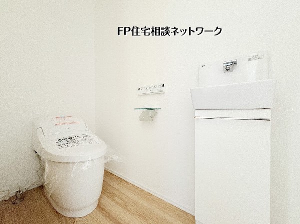 清潔感あふれるトイレ空間。手洗い付きで使い勝手も良く、ゆとりあるレイアウトが毎日の暮らしをより快適にしてくれます。
