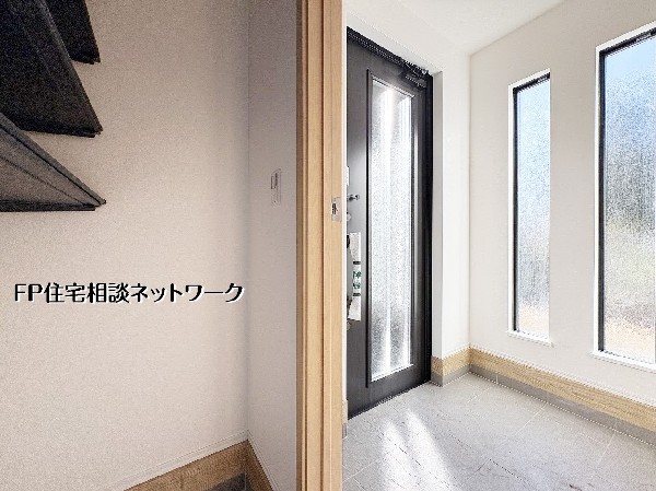 明るく清潔感あふれる玄関がお出迎え。靴や外の荷物をすっきり収納できるシューズクローゼット付き！いつもきれいな玄関で、気持ち良くご帰宅いただけます。