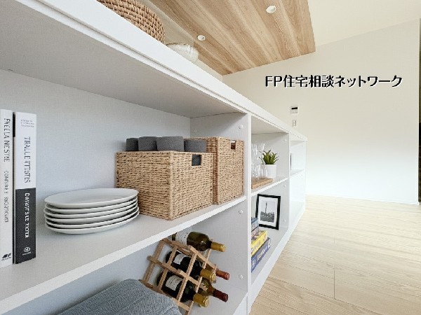 【キッチン・パントリー】  本画像はAIがCGで小物を作成しており、実際の現地に小物は設置されておりません。また、販売価格に小物等は含まれておりません。