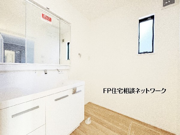 【浴室】  類似外観同仕様、施工例のため分譲中の建物とは外壁、屋根開口部等の形状・仕様が異なります。