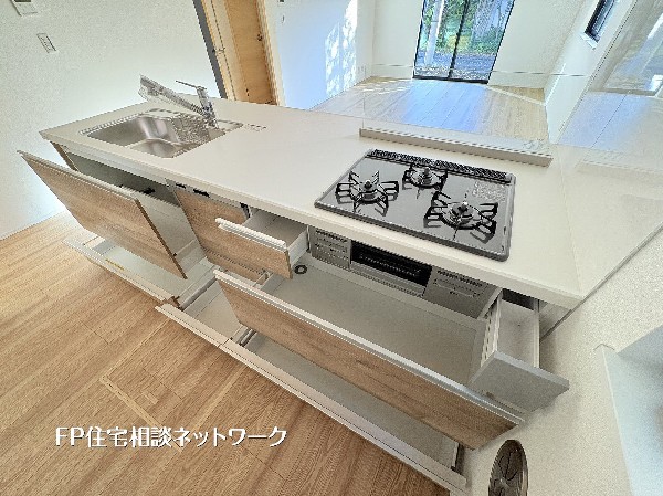 【キッチン】  類似外観同仕様、施工例のため分譲中の建物とは外壁、屋根開口部等の形状・仕様が異なります。