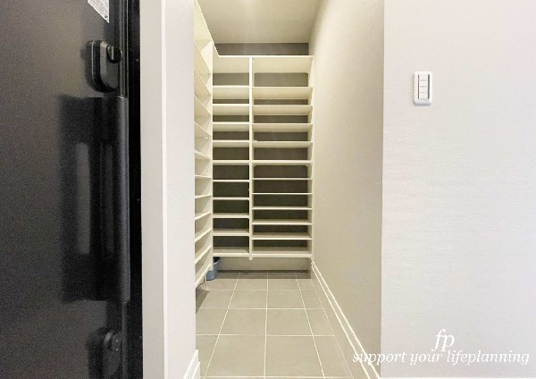 【プラン例　建物価格1980万円　建物面積100m2】大容量のシューズクローゼットが嬉しい住まい。靴はもちろん、ベビーカー、ゴルフバックなどまとめて収納できます。