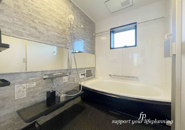 【プラン例　建物価格1980万円　建物面積100m2】1.25坪の大きなユニットバスを採用。楕円形の浴室がリラックス効果を増加させる。浴室暖房乾燥機、ほっカラリ床、が装備。