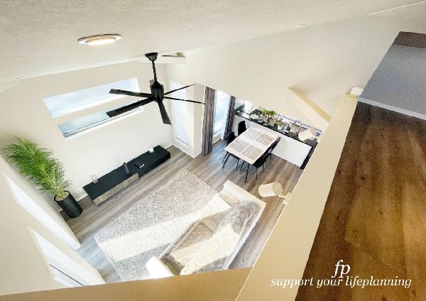 【プラン例　建物価格1980万円　建物面積100m2】開放感を演出する勾配天井。天井が高いのでシーリングファンがとてもよく似合う、お洒落なＬＤＫを演出できます。