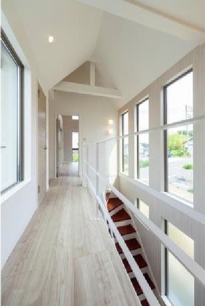 【プラン例　建物価格1980万円　建物面積100m2】開放感を演出する勾配天井。実際の広さよりも空間の広がりを感じるので、より開放的な気分になります。