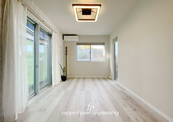 【プラン例　建物価格1980万円　建物面積100m2】2面採光でお部屋の隅々まで明るい印象の居室。おひさまの光を、爽やかな風をたっぷりと取り込めます。