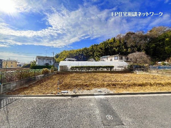 外観:グリーンライン「高田」駅徒歩9分の好立地！敷地と道路に高低差が無く、土地面積125.15m2あるので理想の間取りで家を建築する事が出来ます。