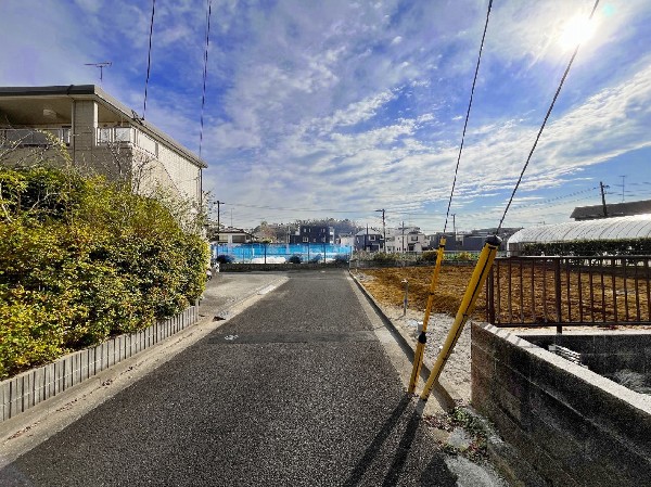 外観:大通りから1本入った場所に位置し、車通りが少なく小さなお子様がいらっしゃるご家庭でも安心です。